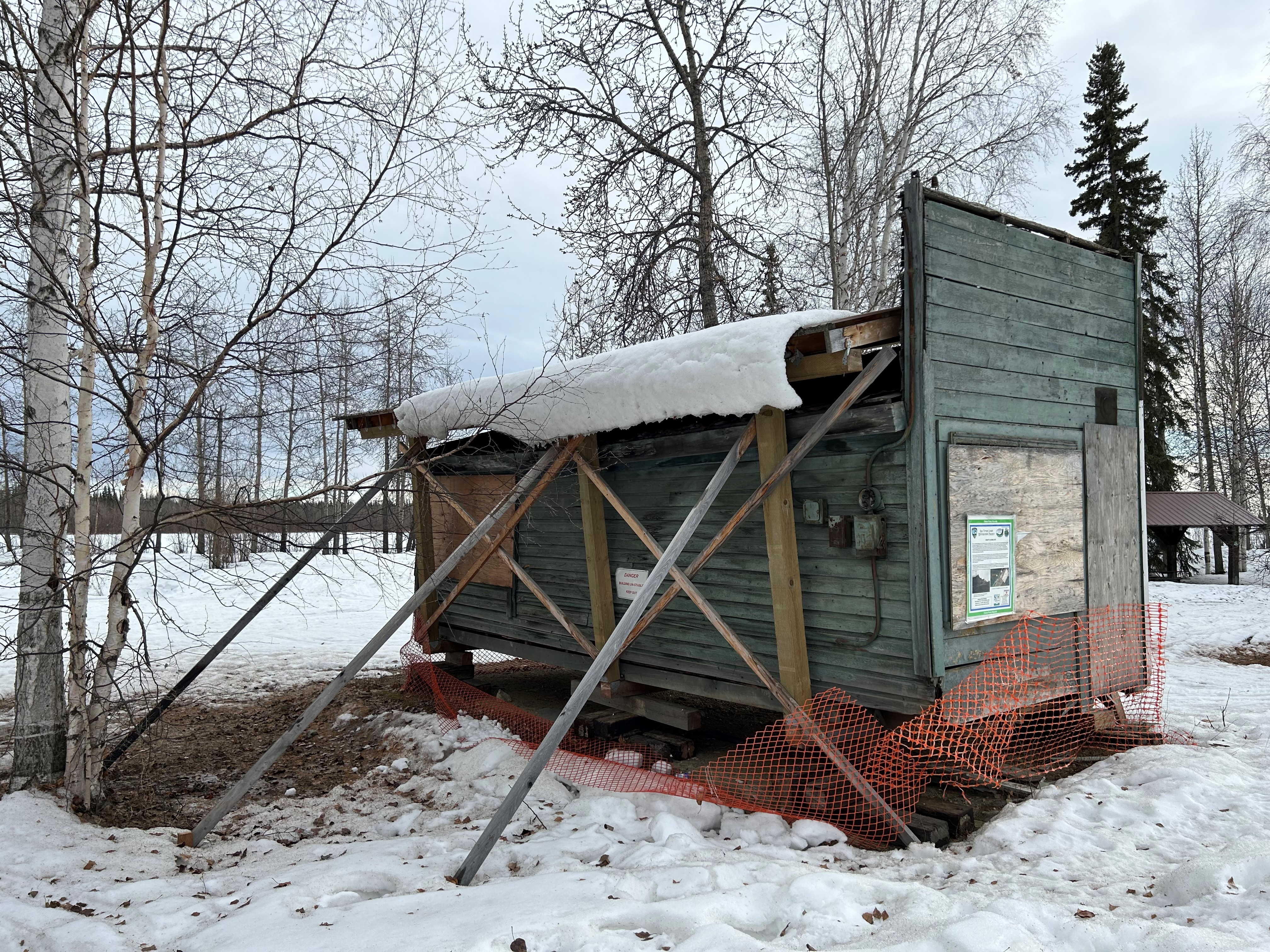 Chena cabin with structural supports